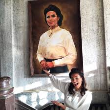  Iza Calzado pointing to her ominous portrait in "Haunted Mansion." A deeply felt portrayal of a dead person.
